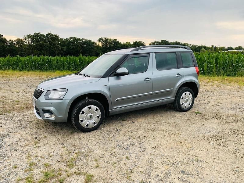 Grau Gebraucht 2016 Skoda Yeti Joy SUV | 13.500 € (Fairer Preis) - Bild 1/4
