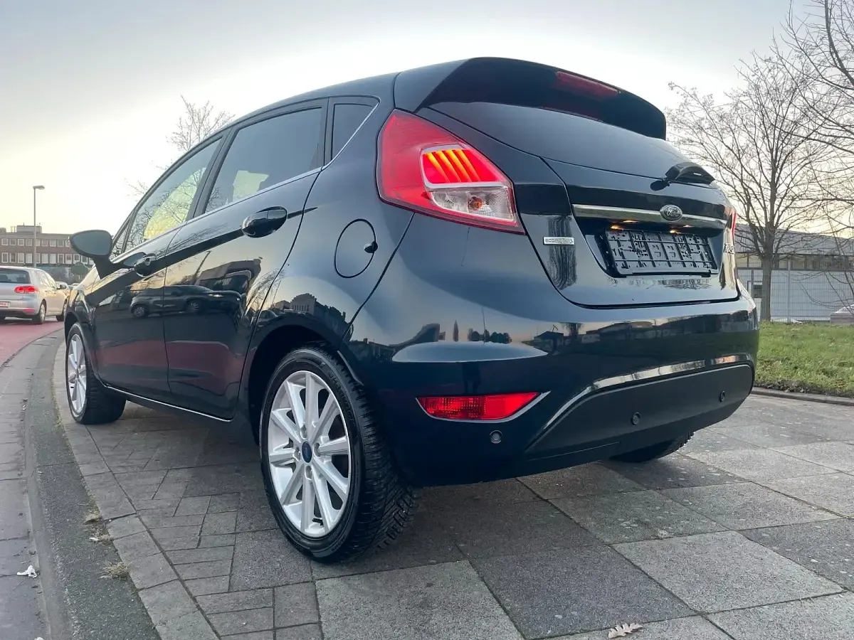 Second-hand Ford Fiesta 101 CP (74 kW) 2017 Gri Hatchback