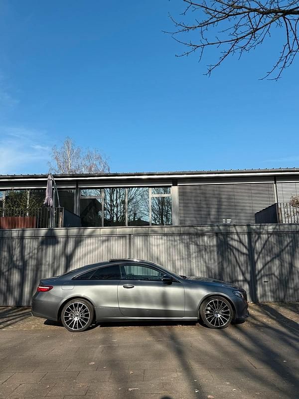 Gebraucht Mercedes E220 Night 194 PS (142 kW) 2019 Grau Coupé