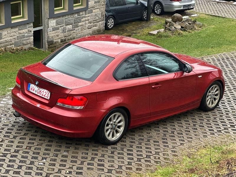 Rot Gebraucht 2008 BMW 120 Coupé Sport Line Coupé | 5.990 € (Etwas zu teuer) - Bild 1/4