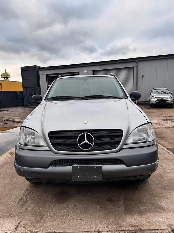Gebraucht Mercedes ML320 218 PS (160 kW) 1999 Silber SUV