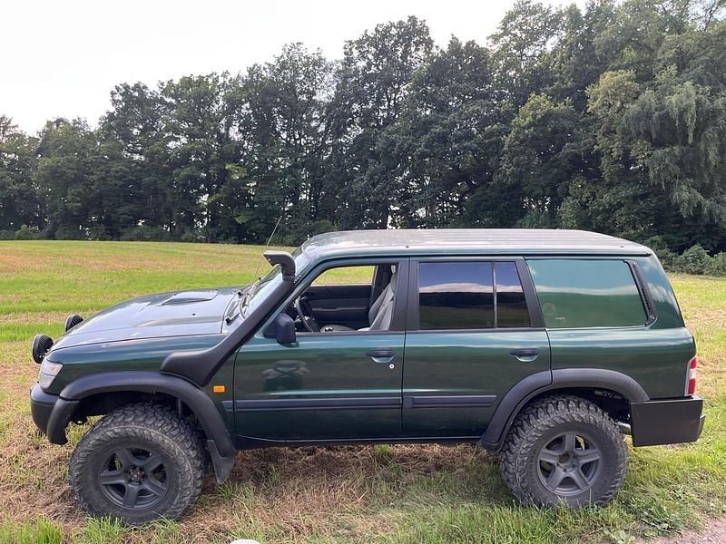 Grün Gebraucht 2001 Nissan Patrol SUV | 28.750 € - Bild 1/4