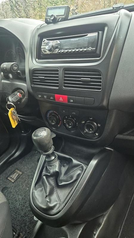 Gebraucht Fiat Doblò 105 PS (77 kW) 2013 Gelb Van / Kleinbus