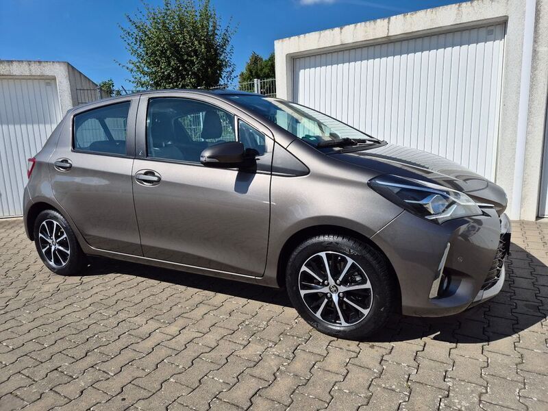 Grau Gebraucht 2018 Toyota Yaris Team Limousine | 14.500 € (Fairer Preis) - Bild 1/4