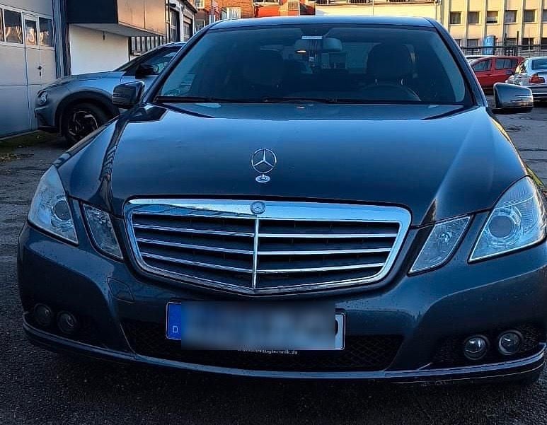 Grau Gebraucht 2009 Mercedes E200 Limousine | 8.400 € (Guter Preis) - Bild 1/4