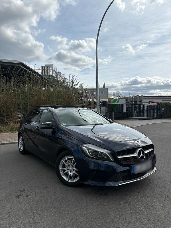Blau Gebraucht 2017 Mercedes A200 Kleinwagen | 16.990 € (Fairer Preis) - Bild 1/4