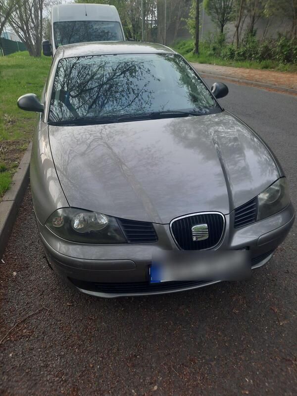 Grau Gebraucht 2003 Seat Cordoba Limousine | 600 € - Bild 1/4