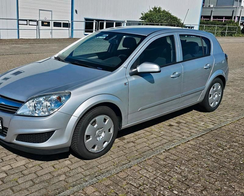 Silber Gebraucht 2008 Opel Astra Limousine | 3.300 € (Etwas zu teuer) - Bild 1/4