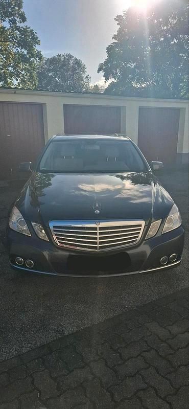 Grau Gebraucht 2009 Mercedes E250 Limousine | 8.500 € (Fairer Preis) - Bild 1/4