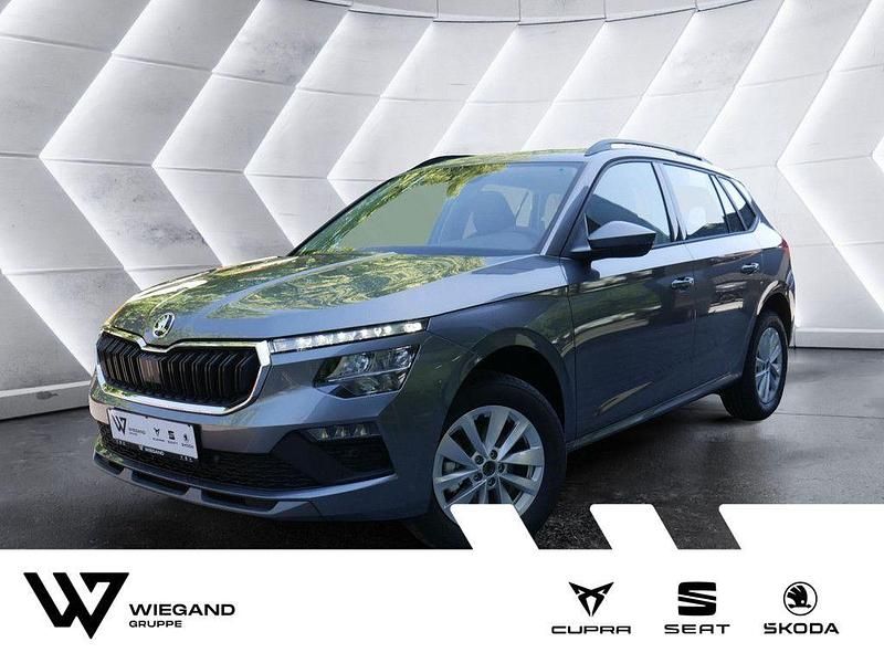 Grau (grau / graphitgrau) Neu 2025 Skoda Kamiq Selection SUV | 29.920 € (Fairer Preis) - Bild 1/4
