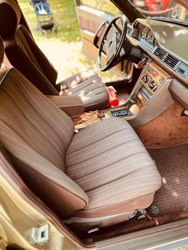 Second-hand Mercedes E300 180 CP (132 kW) 1988 Auriu Break