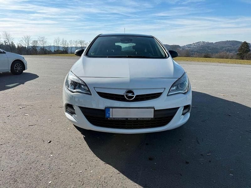 Gebraucht Opel Astra Color Edition 140 PS (102 kW) 2012 Weiß Limousine