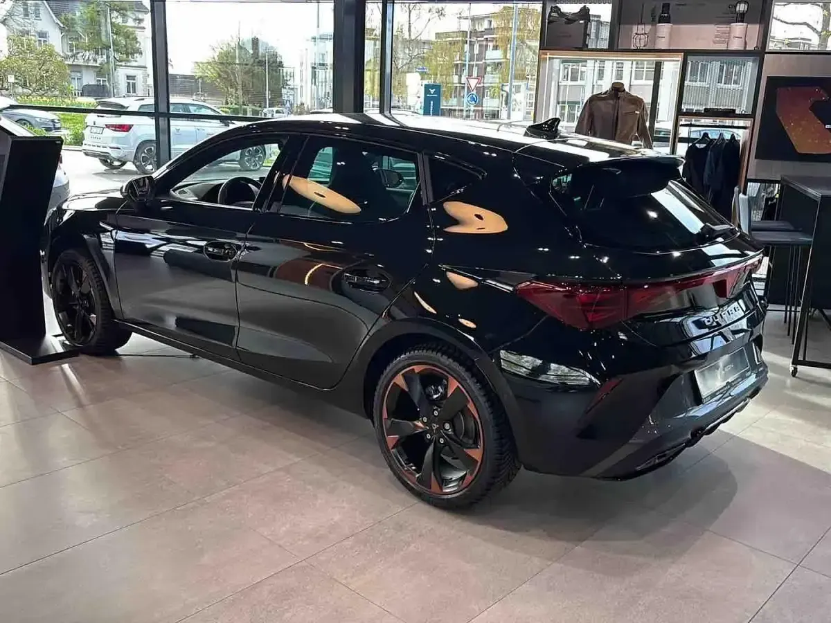 Neu Cupra Leon 150 PS (110 kW) 2025 Midnight schwarz metallic Limousine