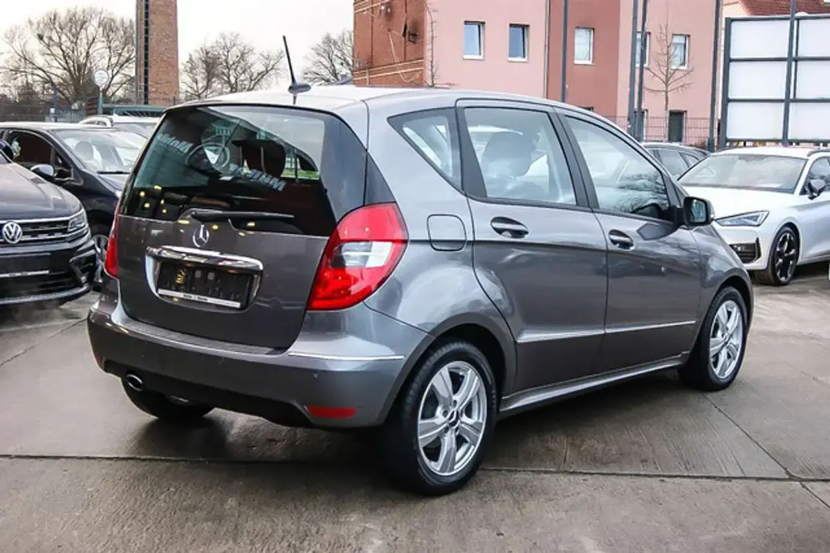Gebraucht Mercedes A160 Avantgarde 95 PS (69 kW) 2010 Mountaingrau metallic Limousine