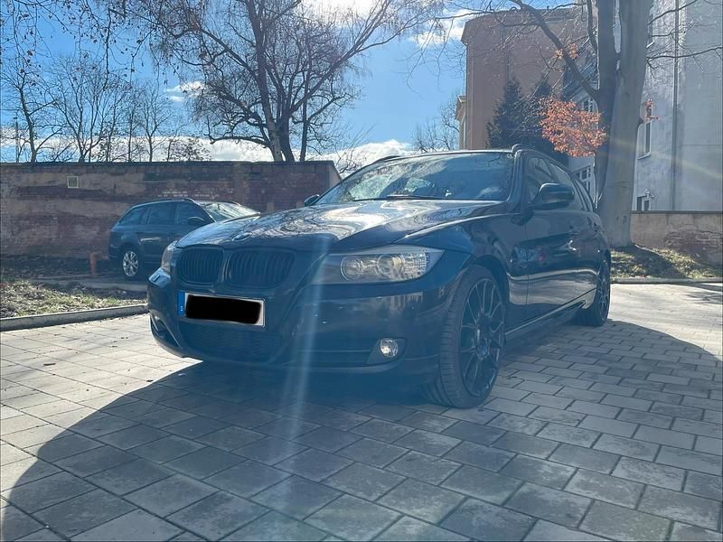 Gebraucht BMW 320 184 PS (135 kW) 2010 Schwarz Kombi