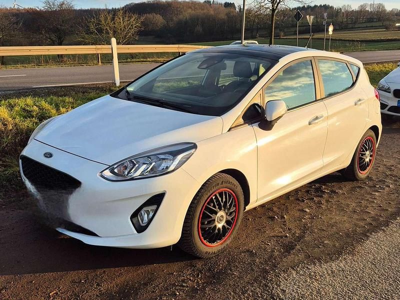 Gebraucht Ford Fiesta Cool & Connect 101 PS (74 kW) 2019 Weiß Limousine