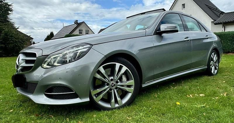 Grau Gebraucht 2013 Mercedes E500 Avantgarde Limousine | 16.999 € (Superpreis) - Bild 1/4