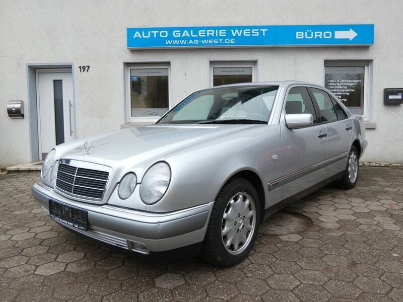 Silber Gebraucht 1996 Mercedes E280 Limousine | 7.990 € (Etwas zu teuer) - Bild 1/4