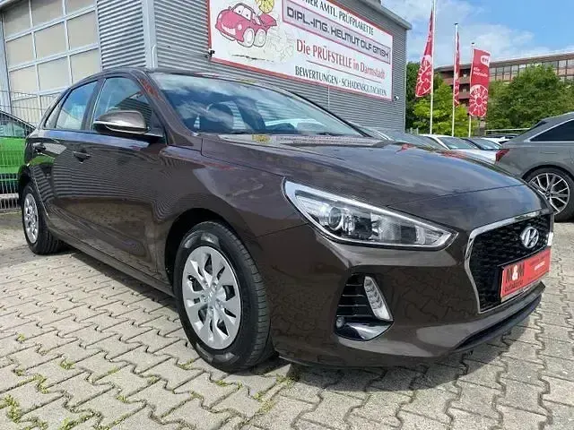 Gebraucht Hyundai i30 Select 101 PS (74 kW) 2017 Braun Limousine
