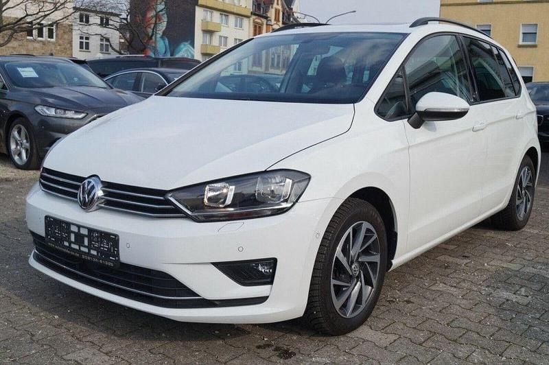 Pure white Gebraucht 2017 VW Golf Sportsvan Sound Van / Kleinbus | 7.950 € (Fairer Preis) - Bild 1/4