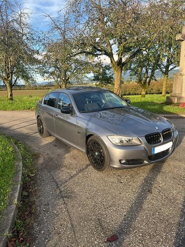 Grau Gebraucht 2008 BMW 325 Limousine | 15.999 € - Bild 1/2