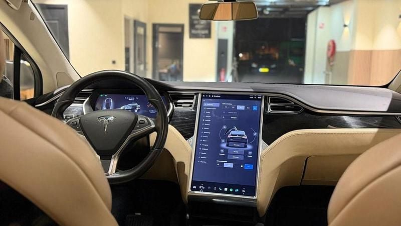 Second-hand Tesla Model X 311 kW (423 CP) 2016 Negru SUV