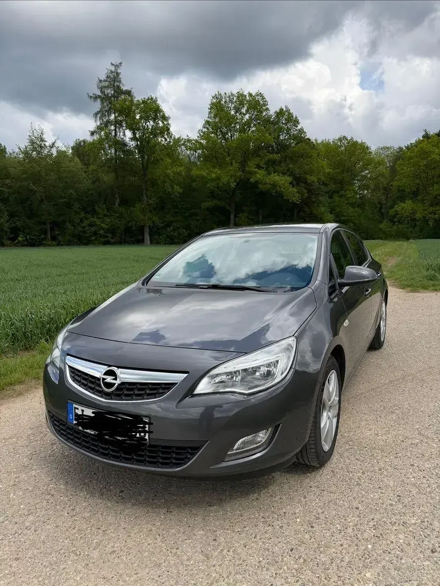 Gebraucht Opel Astra Design Edition 160 PS (117 kW) 2011 Grau Limousine
