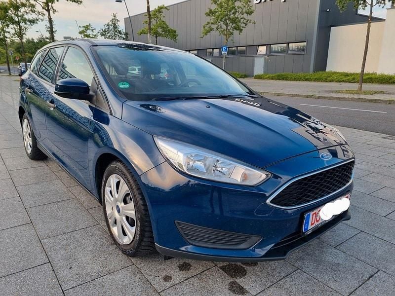 Blau Gebraucht 2016 Ford Focus Ambiente Kombi | 3.990 € (Superpreis) - Bild 1/4