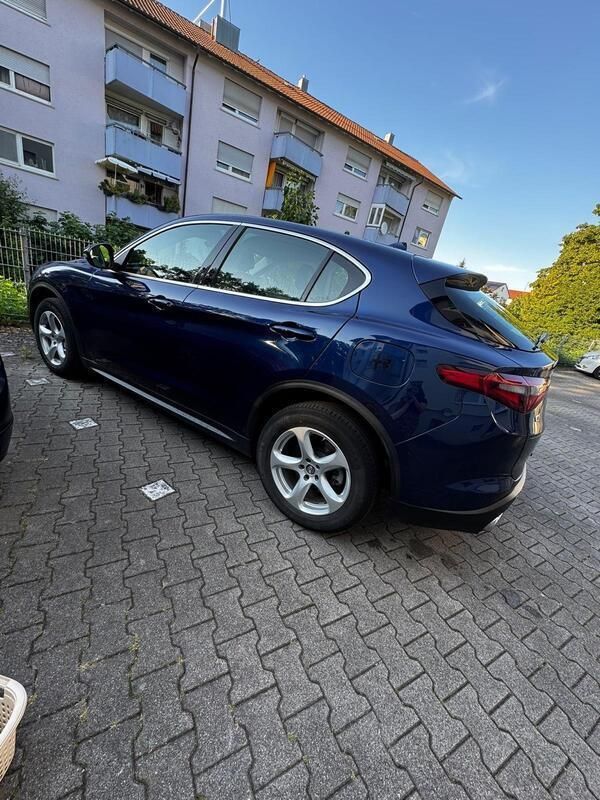 Blau Gebraucht 2017 Alfa Romeo Stelvio Super SUV | 21.000 € (Fairer Preis) - Bild 1/4