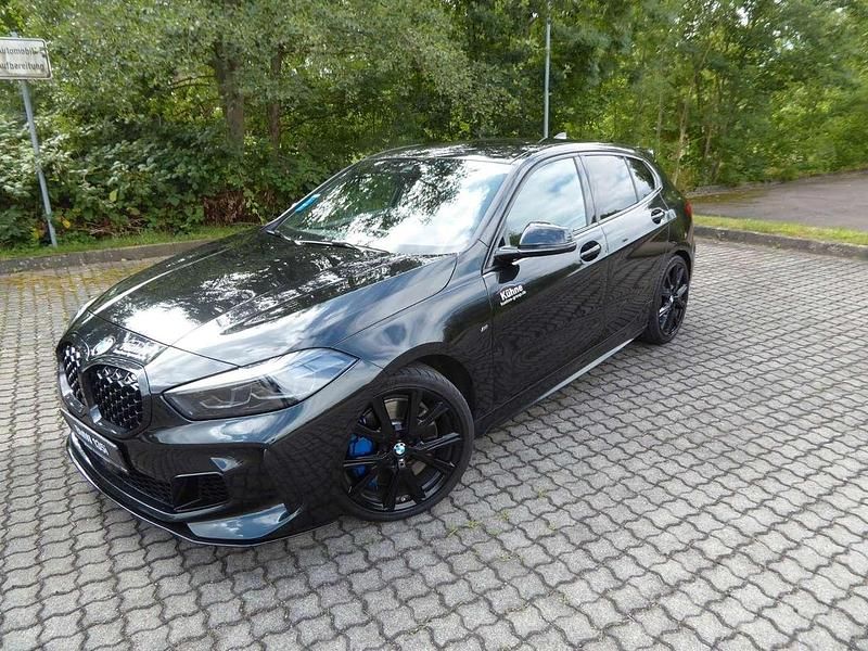 Black sapphire metallic Gebraucht 2022 BMW 135 Kleinwagen | 33.990 € (Fairer Preis) - Bild 1/4