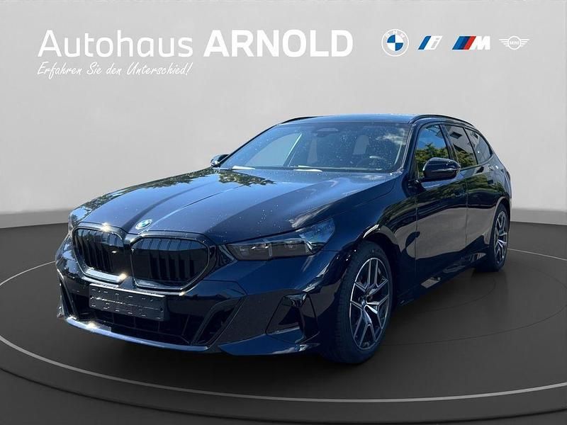 M carbonschwarz metallic Neu 2025 BMW 520 M Sport Kombi | 70.700 € - Bild 1/4