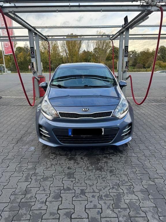 Blau Gebraucht 2016 Kia Rio Spirit Limousine | 9.000 € (Fairer Preis) - Bild 1/4