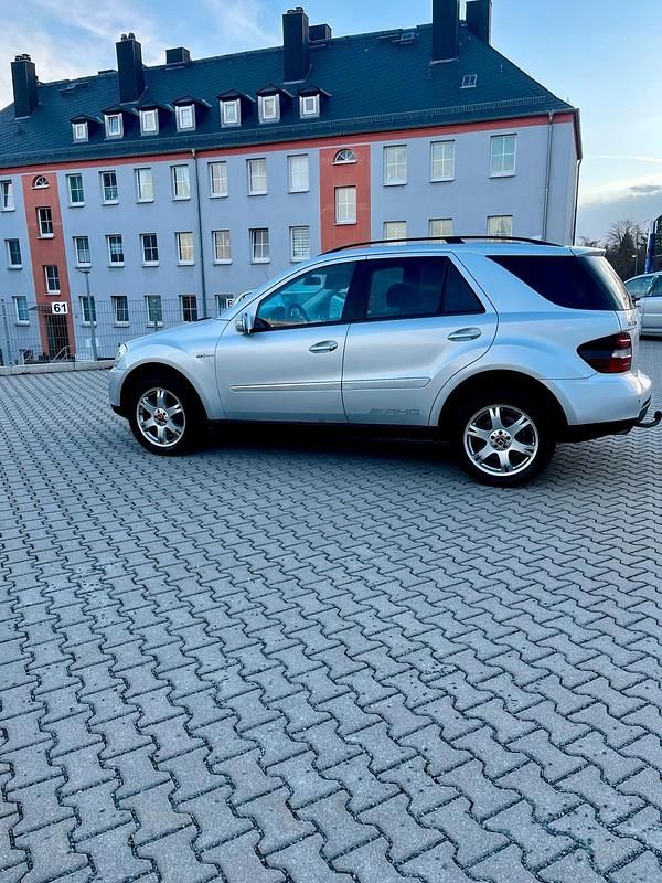 Gebraucht Mercedes ML320 224 PS (164 kW) 2007 Silber SUV