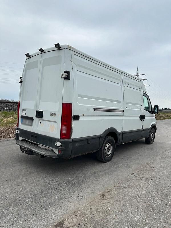 Second-hand Iveco Daily 116 CP (85 kW) 2003 Alb Monovolum