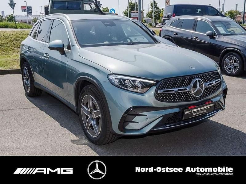 Gebraucht Mercedes GLC300 AMG 269 PS (197 kW) 2024 Metalliclack verdesilber SUV