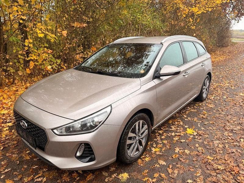 Beige Gebraucht 2017 Hyundai i30 Style Kombi | 7.200 € - Bild 1/4