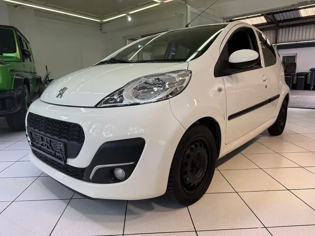 Gebraucht Peugeot 107 Active 68 PS (50 kW) 2012 Weiß Kleinwagen