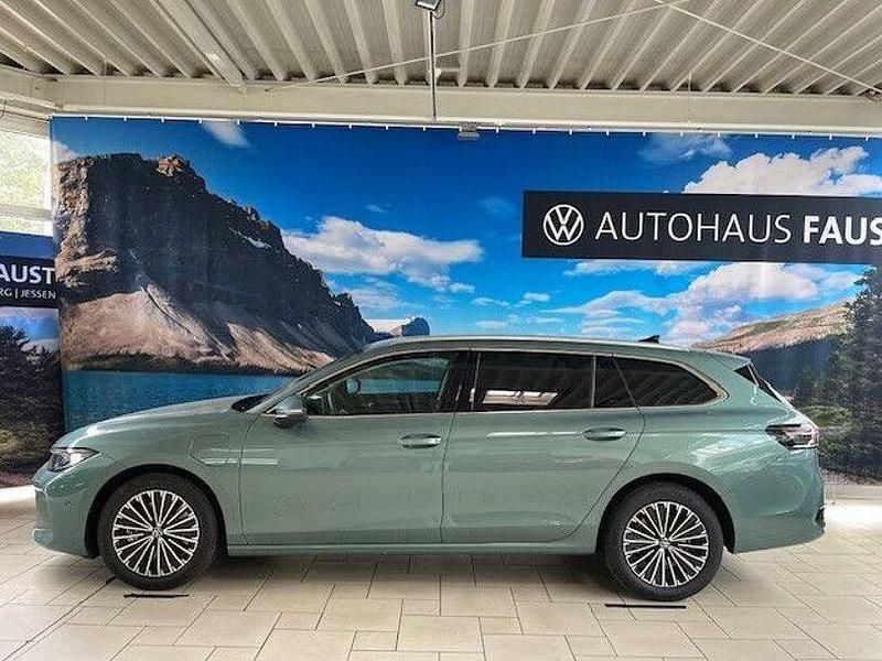 Gebraucht VW Passat Elegance 150 PS (110 kW) 2024 Grün metallic Kombi