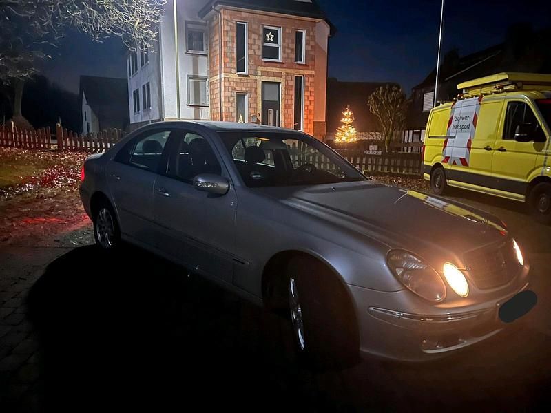 Grau Gebraucht 2003 Mercedes E200 Limousine | 3.500 € (Fairer Preis) - Bild 1/4