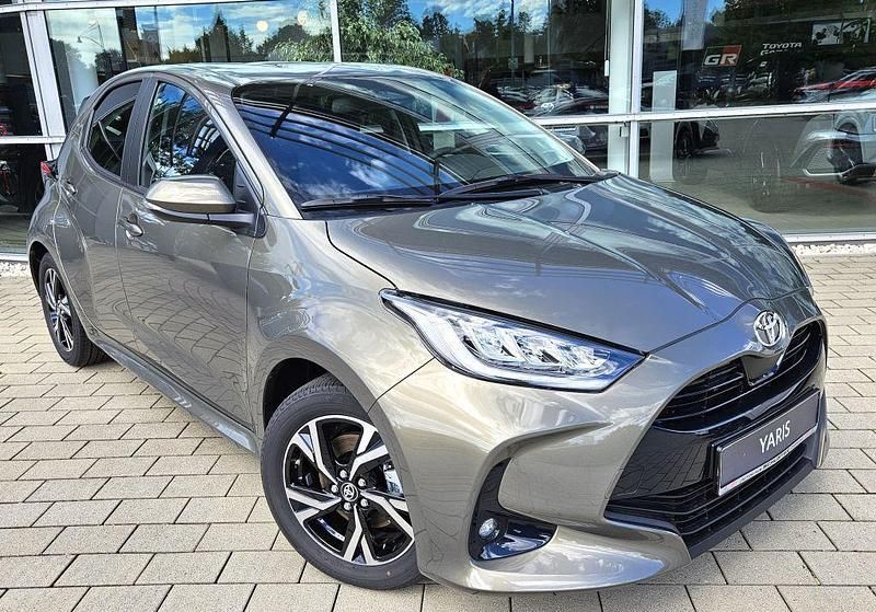 Grau Neu 2025 Toyota Yaris Hybrid Comfort Limousine | 23.880 € (Guter Preis) - Bild 1/4