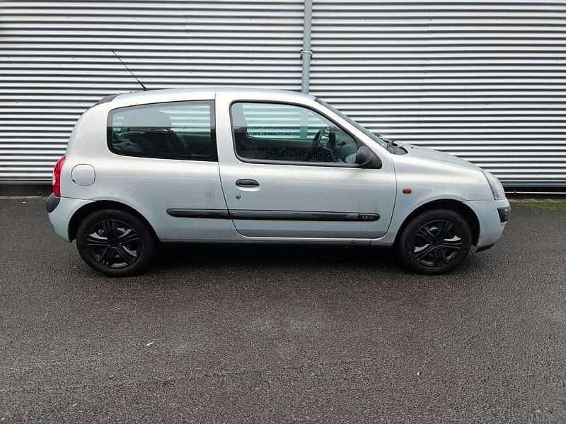 Gebraucht Renault Clio II Dynamique 75 PS (55 kW) 2002 Silber Limousine