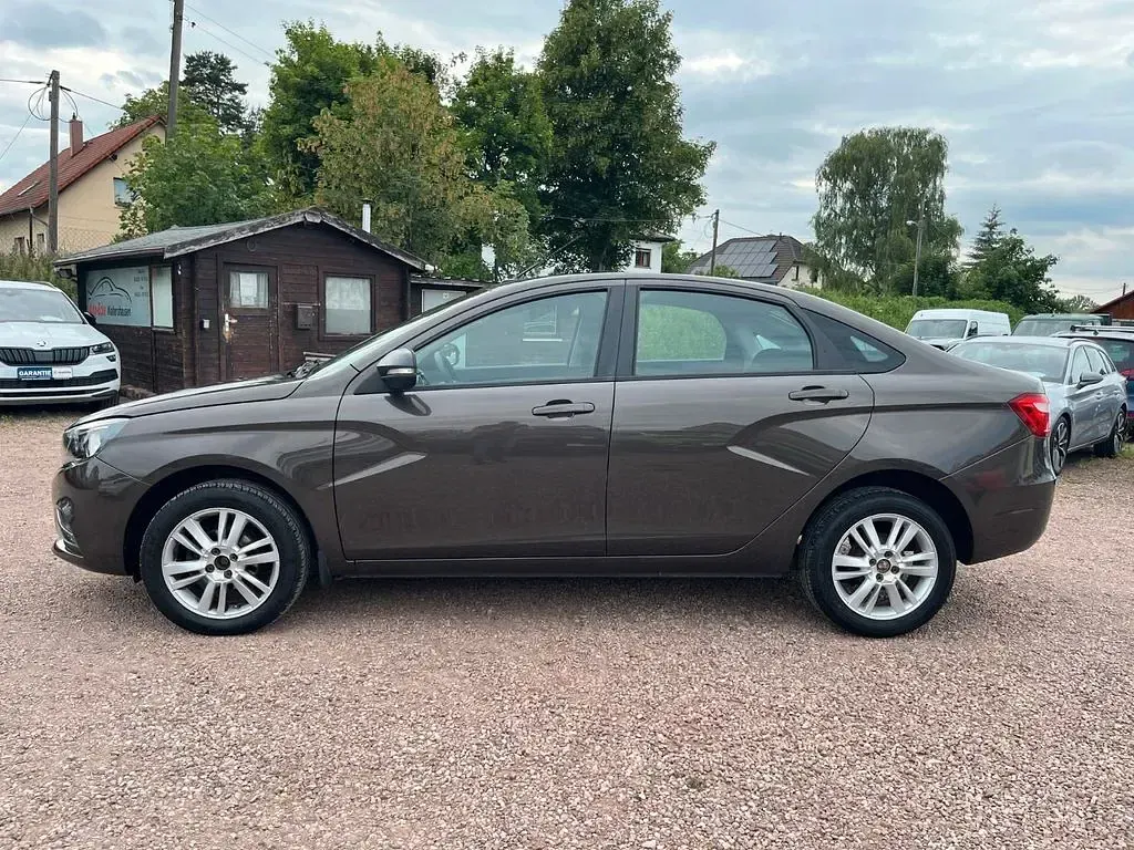 Gebraucht Lada Vesta 106 PS (77 kW) 2017 Braun Limousine