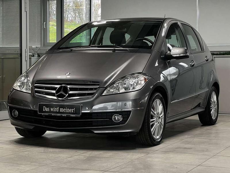 Grau Gebraucht 2011 Mercedes A160 Elegance Limousine | 12.840 € - Bild 1/3