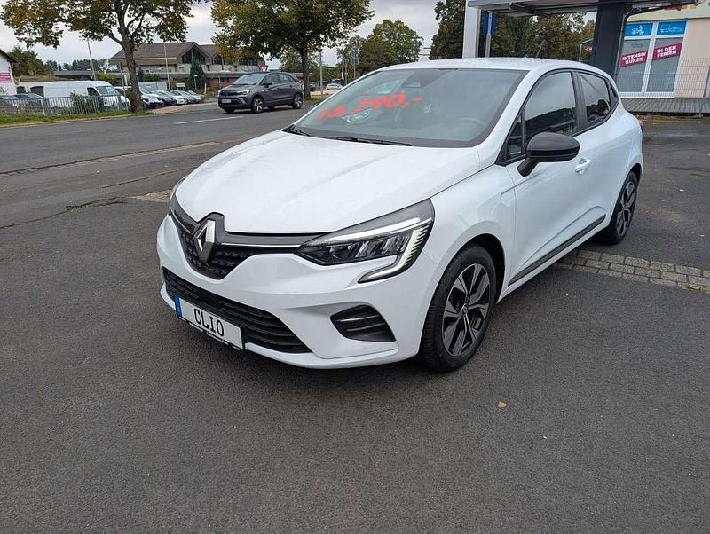 Weiß Gebraucht 2022 Renault Clio V Evolution Limousine | 16.790 € (Fairer Preis) - Bild 1/4
