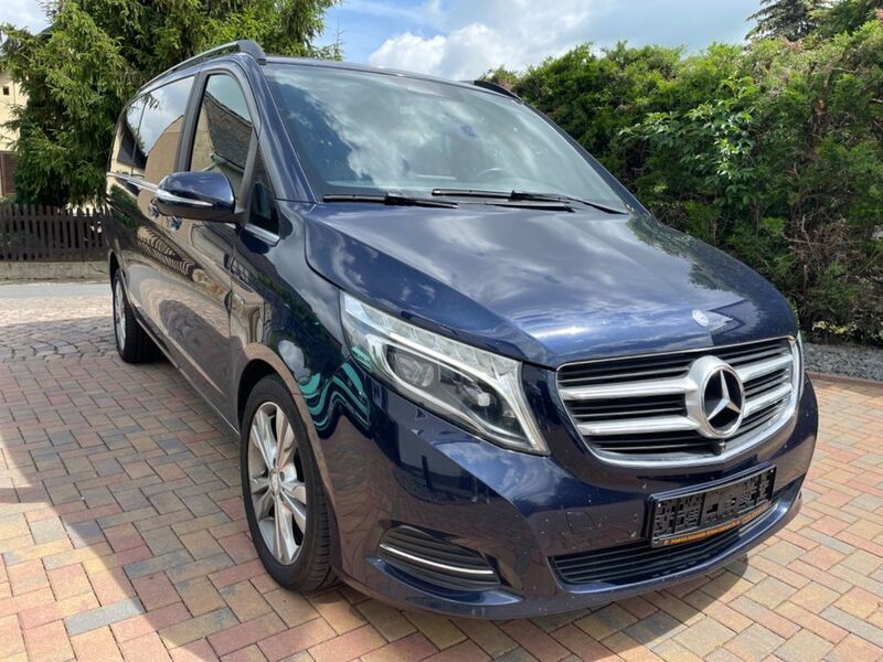 Blau Gebraucht 2016 Mercedes V250 Avantgarde Edition Van / Kleinbus | 33.995 € (Fairer Preis) - Bild 1/4