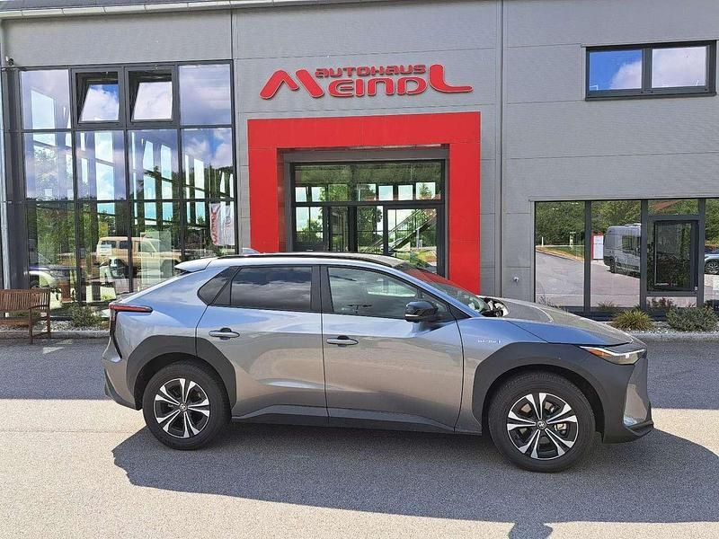 Silber Gebraucht 2022 Toyota bZ4X SUV | 35.890 € (Etwas zu teuer) - Bild 1/4