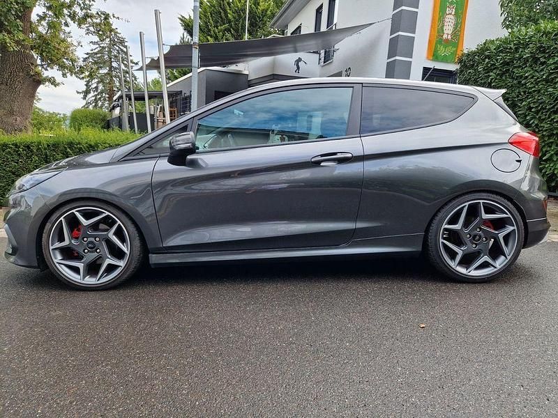 Grau Gebraucht 2019 Ford Fiesta ST Kleinwagen | 15.500 € (Fairer Preis) - Bild 1/4