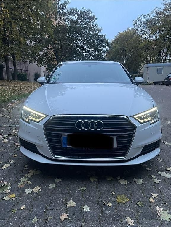 Weiß Gebraucht 2018 Audi A3 Sportback Limousine | 15.000 € (Guter Preis) - Bild 1/4