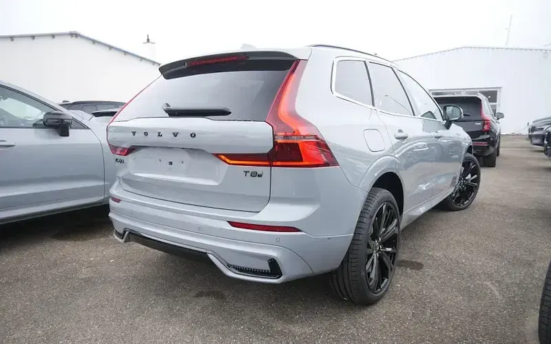 Neu Volvo XC60 Plus 455 PS (334 kW) 2025 Vapour grey SUV