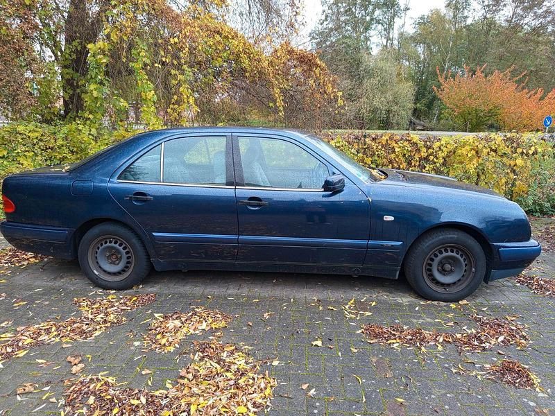 Blau Gebraucht 1996 Mercedes E200 Limousine | 3.499 € (Superpreis) - Bild 1/4